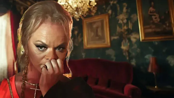 Так надо. Помощник Долиной почти полгода выполнял её странные поручения