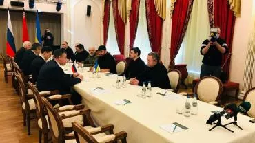 Второй раунд переговоров России и Украины начался с рукопожатия