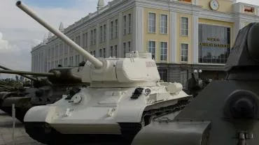 Жители города Нарва в Эстонии по ночам охраняют памятник Т-34 от местных властей — Подоляка