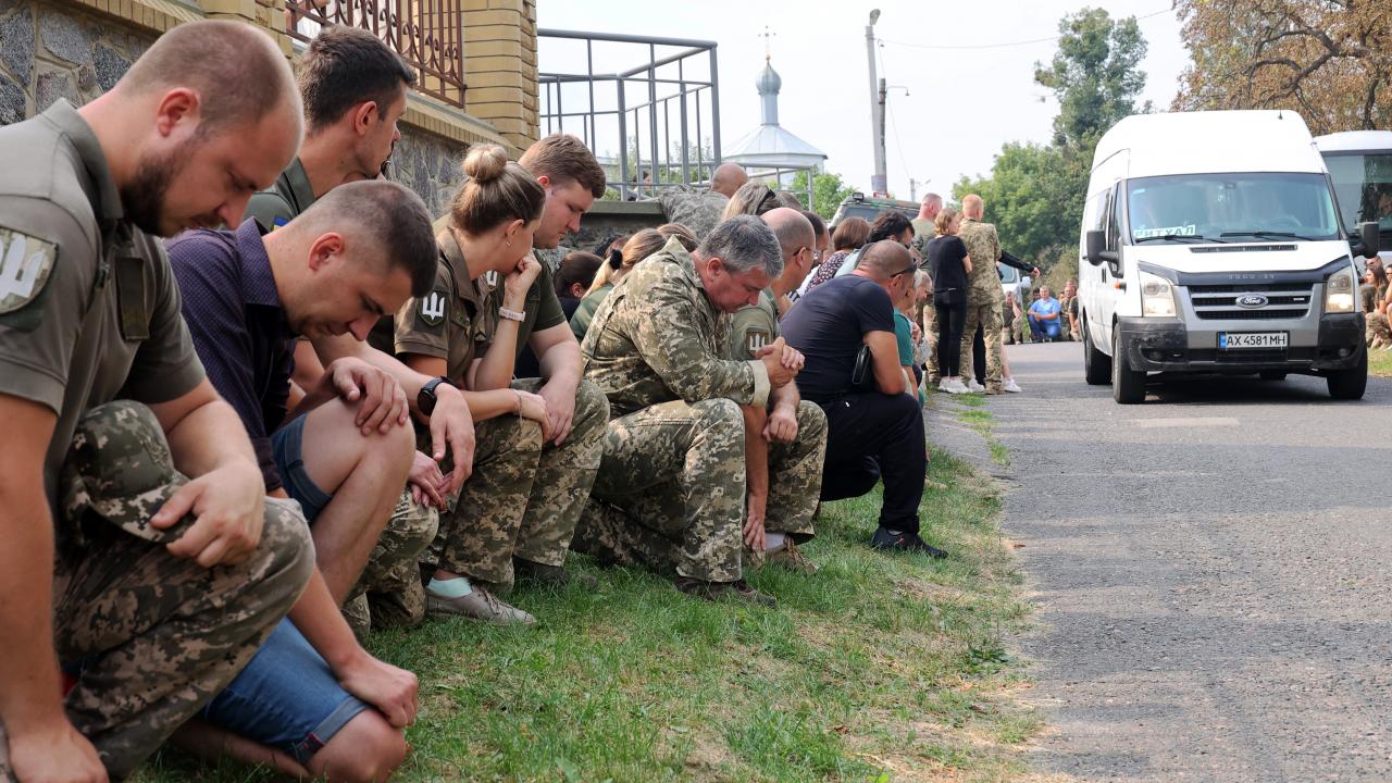 Украинские женщины на коленях. Женщина на коленях. Человек на коленях. В киеве стали на колени. В киеве стали на колени.