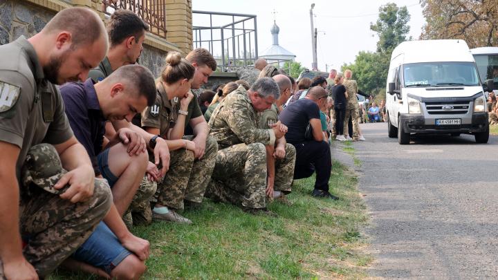 На колени!: Скандал на похоронной процессии ВСУ в Киеве попал на камеру. Патриотизм приходиться показывать силой