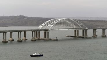 Лондон требует подорвать Крымский мост, Запад снабжает Киев химоружием, русский лётчик спас ведомого от ракетной атаки: Горячая сводка СВО