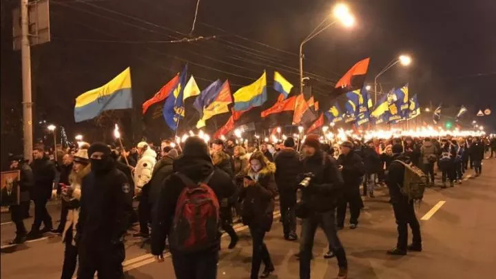 Соратники и противники Виктора Медведчука столкнулись перед его домом