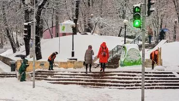 В Киеве из-за отсутствия света учительница провела урок на улице рядом с ТЦ 