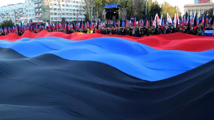 Чёрное золото, синее море и алая кровь: жители ДНР отмечают День государственного флага республики