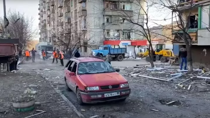 Военкор Сладков показал разрушения от ракетного удара ВСУ Точкой-У по Макеевке 