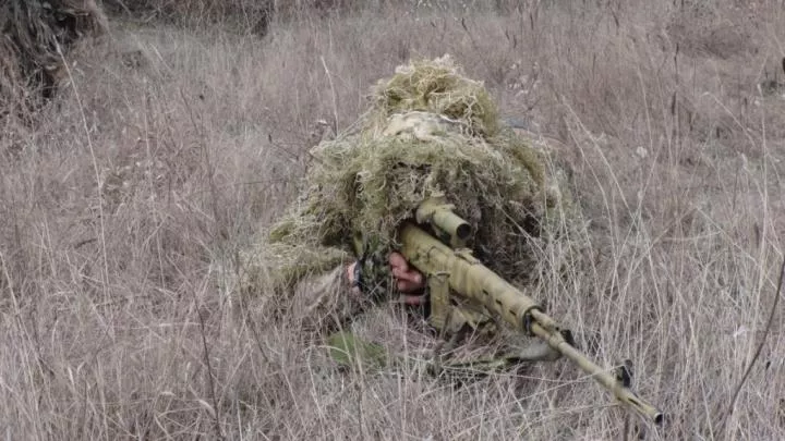 На линии фронта в ЛНР дезертировал вооружённый разведчик ВСУ