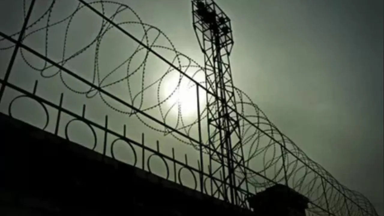 Над тюрьмой. Тюрьма. Тюрьма ночью. Тюрьма небо. Ночь над тюрьмой.