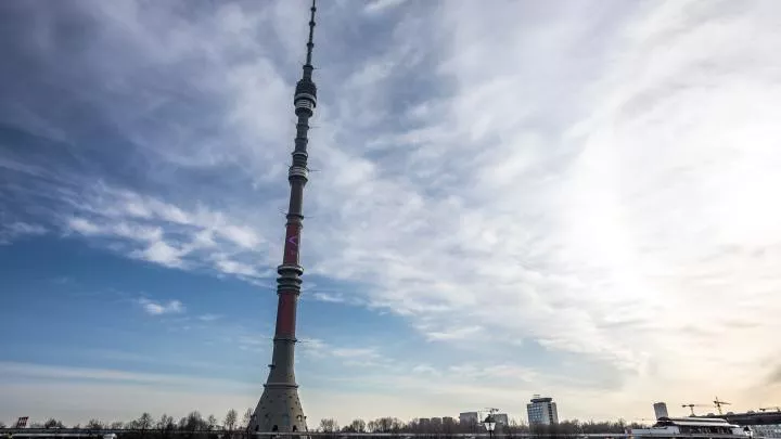 Сотни людей пришли в Останкино для прощания с Дарьей Дугиной — трансляция