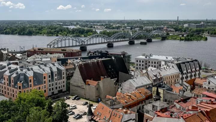 В Риге стянули технику для демонтажа памятника воинам-освободителям