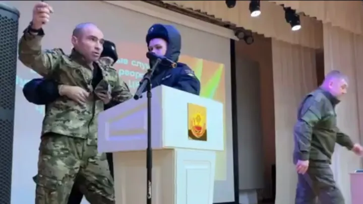 Люди выходят на трассу с обращением к Путину: Вот почему ветерана СВО погнали с трибуны