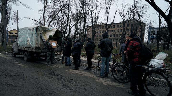 Дом разбит, в пенсии отказали: Русские волонтёры помогают жителям Мариуполя