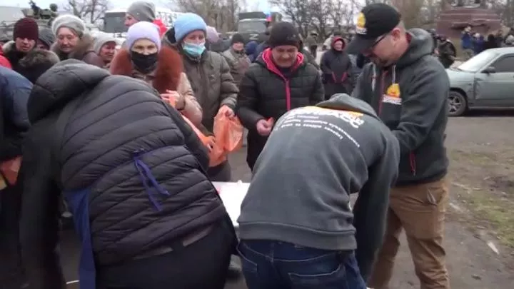 Военнослужащие ЛНР и волонтёры доставили гуманитарную помощь в Трёхизбенку и Крымское