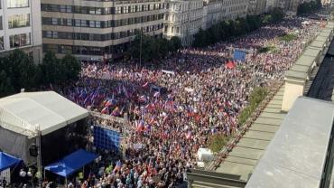 "Не хотим власти НАТО и поддержки Украины": В Праге прошла массовая акция протеста