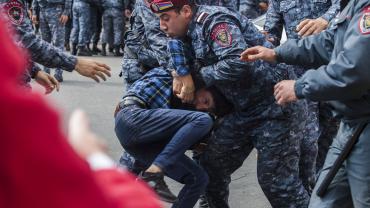 Ситуация накаляется. Армянские полицейские применили спецсредства для разгона протестующих