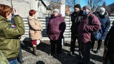 Жители пригорода Ясиноватой получили помощь под обстрелом ВСУ 