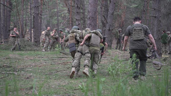 Русский солдат вынес на себе брошенного украинского боевика из-под обстрелов