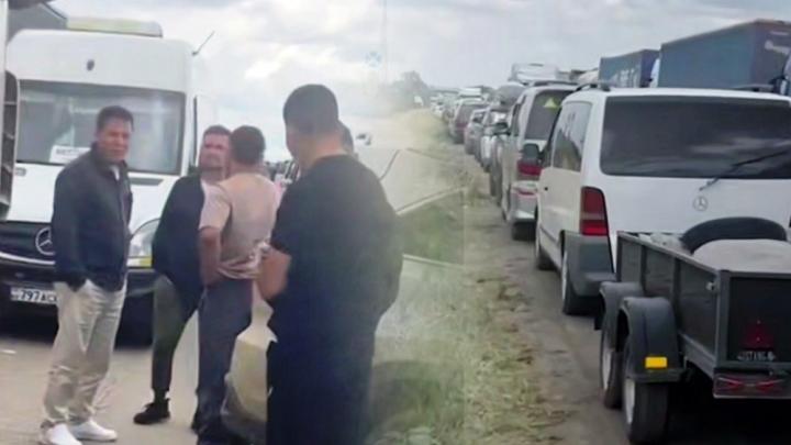 Русский дальнобойщик встал и не пускает мигрантов: На границе пробки 25 км и паника – азиаты массово штурмуют Россию