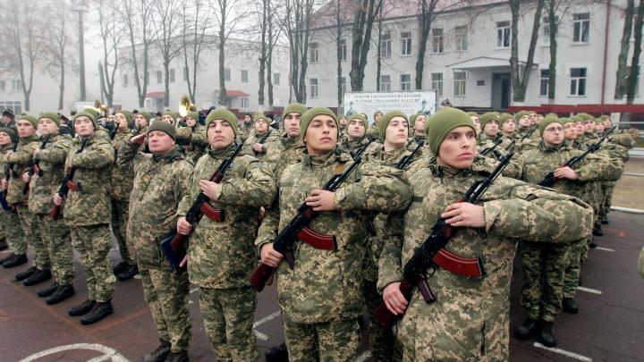 Всех под нож: На Украине военнослужащих обязали явиться в военкомат