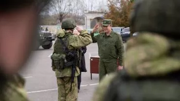 Пасечник вручил звёзды Героев ЛНР четверым военнослужащим на передовой