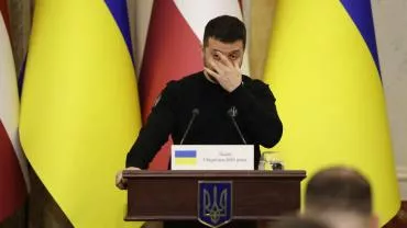 "Смерть фашизму!": Болгарский политик выбросил флаг Украины с мэрии Софии (ВИДЕО)