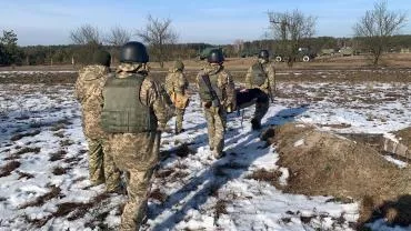 Бойцы ВСУ вынесли водку из магазинов в Попасной и объявили это платой местных за защиту от врага