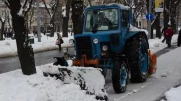 Коммунальщики не справляются: мэр Львова взялся за лопату, чтобы город не погряз в снегу