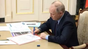 Путин подписал закон о наказании за дискредитацию участников СВО