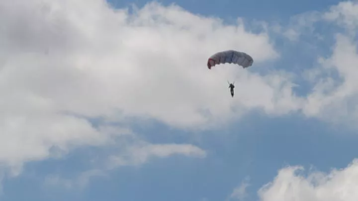 Жители Донецка сообщили о сбитом самолете и показали парашютиста