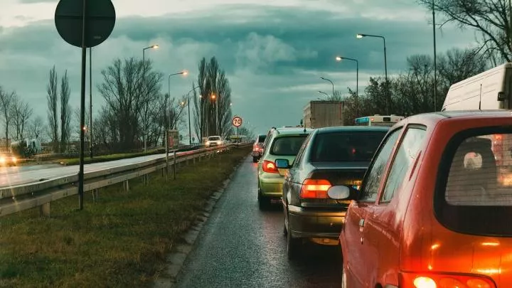 В Херсоне водителей испугали расставленные на обочине жуткие ростовые фигуры