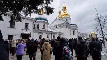 У Киево-Печерской лавры собрались сотни людей в день "выселения" монахов