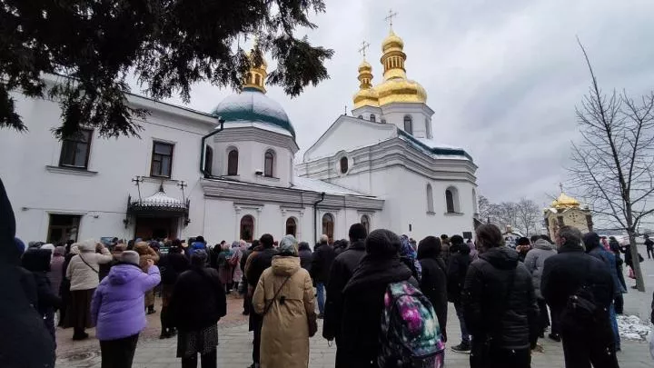 У Киево-Печерской лавры собрались сотни людей в день выселения монахов