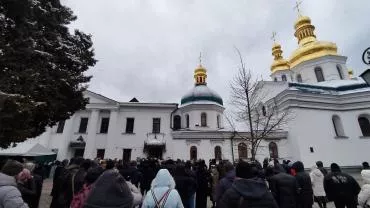 В Киево-Печерскую лавру съезжаются люди со всей Украины – СМИ 