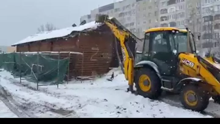 Последний форпост. Во Львове раскольники снесли деревянный храм Украинской Церкви