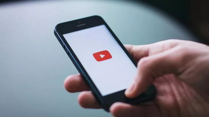 В интернете смеются над попытками YouTube скрыть недовольство людей выступлением Псаки