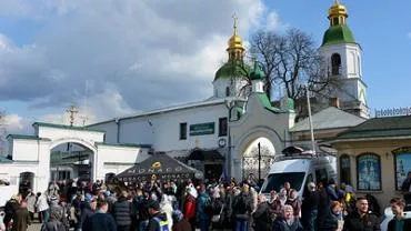 Тысячи прихожан собрались у Киево-Печерской лавры в Вербное воскресенье 