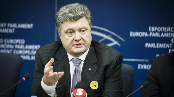 Адвокат назвал фейком обвинения Порошенко в финансировании ЛДНР