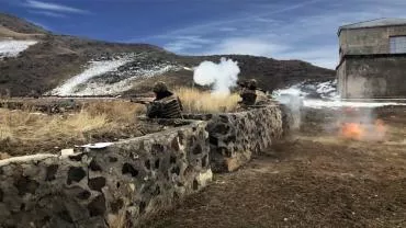 В сети появилось видео о новом случае вандализма азербайджанцев в Шуши