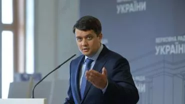 Разумков оценил вероятность сноса власти на Украине предстоящей осенью