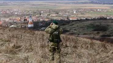 В Сумской области военные роют траншеи на границе с Россией