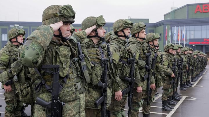 Ругались матом от переполнявших эмоций. Военкор рассказал о реакции военных на снятие Шойгу