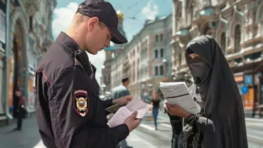 "Я это не сниму, уберите руки": Приезжая в никабе закатила скандал полиции. Ответ был неожиданным