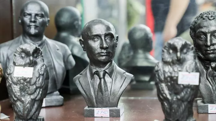 Российские политологи начали массово получать гипсовые статуэтки