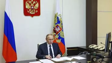 Путин поручил повысить пенсии, МРОТ и прожиточный минимум