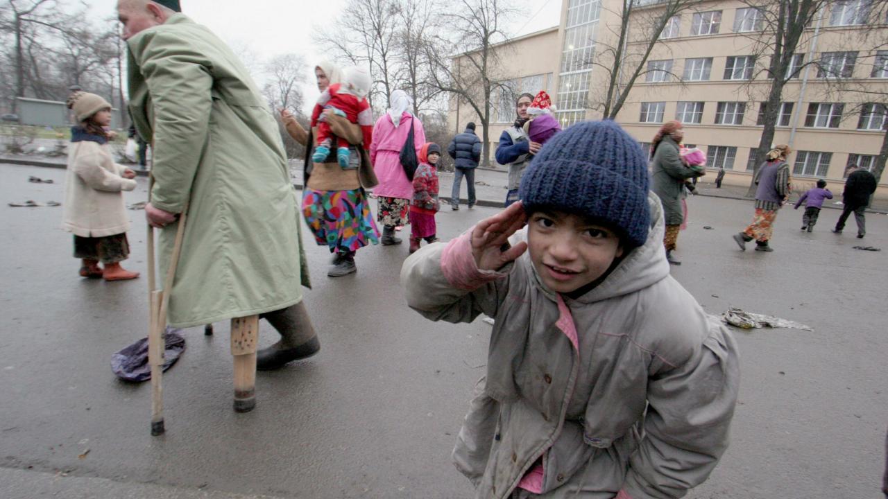 Мигрант с палкой. Дети мигранты в школе. Дети мигрантов в России. Мигрантка с детьми. Дети мигрантов в российских школах.