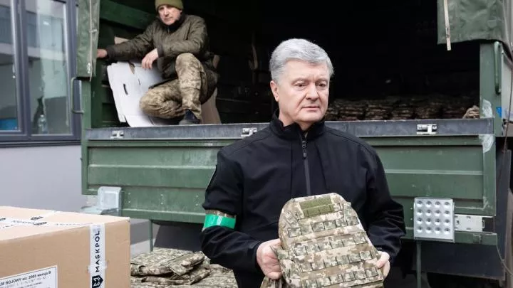Порошенко с третьей попытки покинул Украину