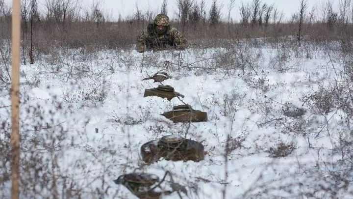 Двое боевиков ВСУ подорвались при минировании местности в Донбассе