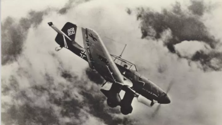 В небе над Житомиром засняли немецкий бомбардировщик с крестами вермахта на крыльях