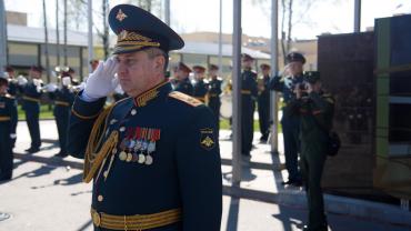 "Им бы срывать погоны на Красной площади". Задержание замглавы Генштаба запустило цепочную реакцию. Кто ответит за связь?