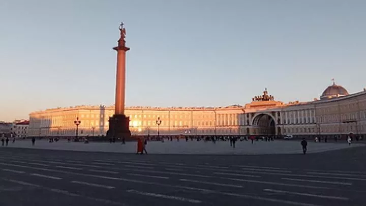 На подлете к Дворцовой площади в Петербурге перехватили неизвестный дрон – СМИ